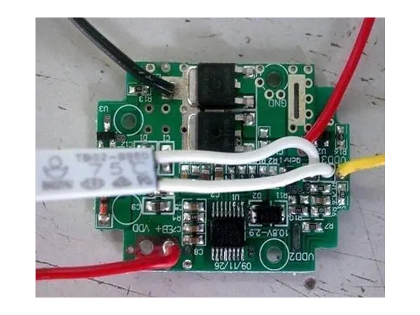 在開關電源電路中，大功率MOS管和大功率晶體三極管相比MOS管的優點